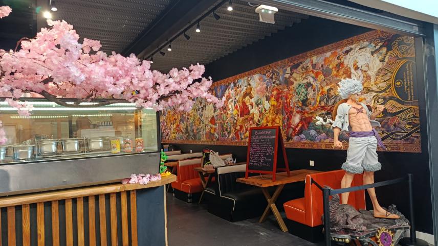 La salle du restaurant, décorée par la grande fresque manga