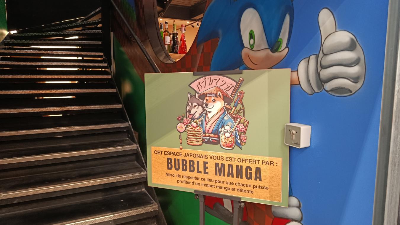 Le coin japonais Bubble Manga, devant la fresque Sonic